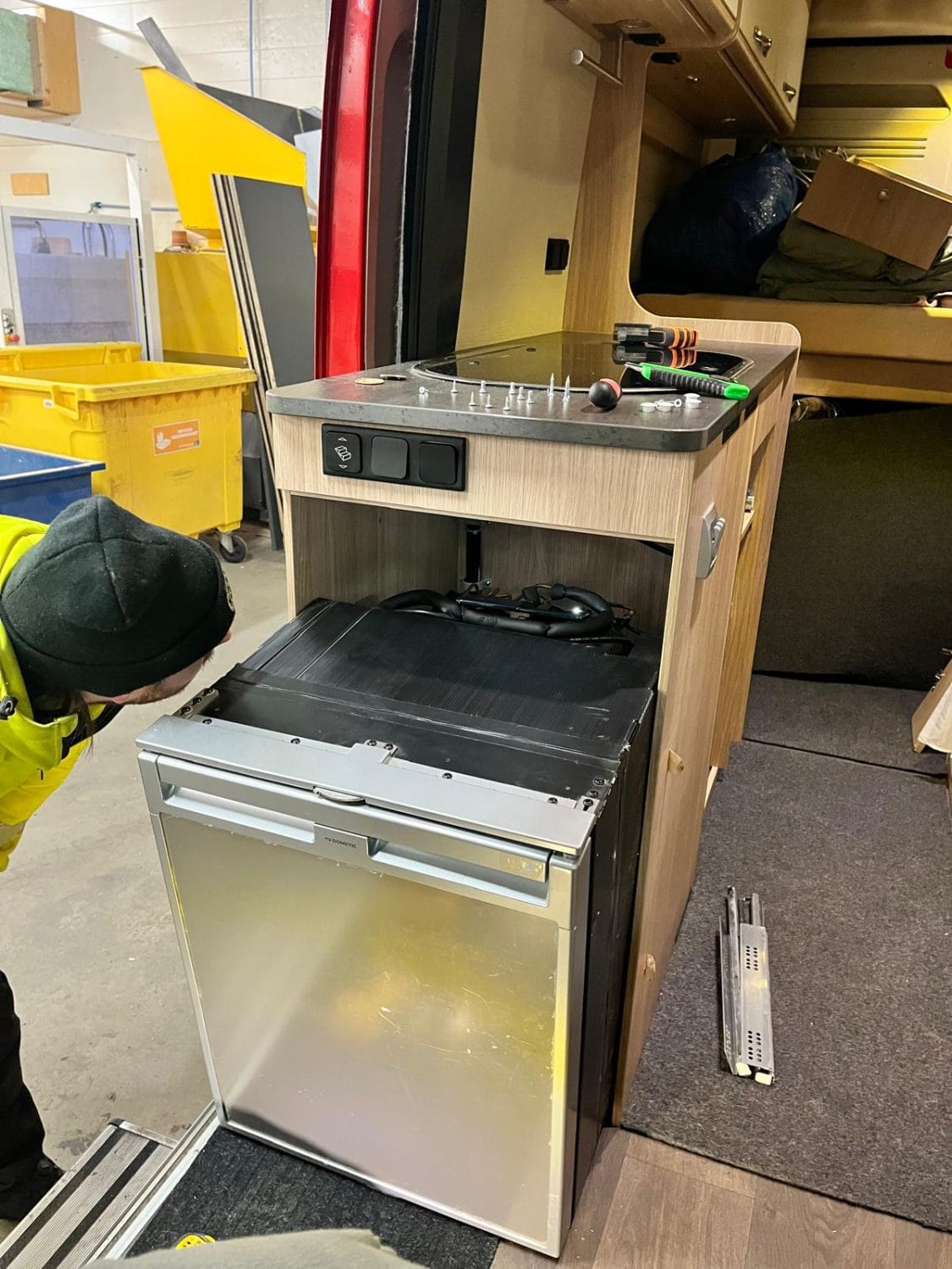 retkeilyauton kalusteiden purku