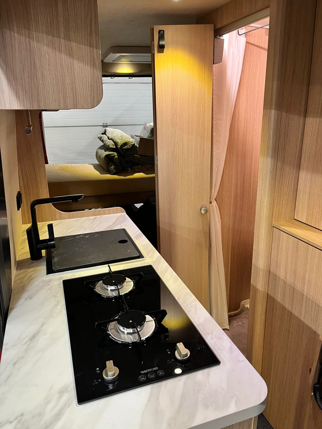 Retekilyauton kylppärin taitto-ovi