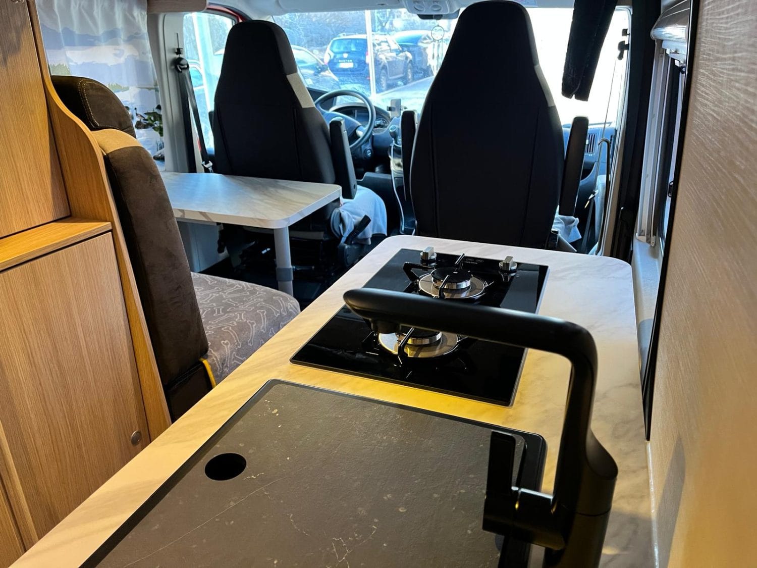 retkeilyauton allas ja liesitaso