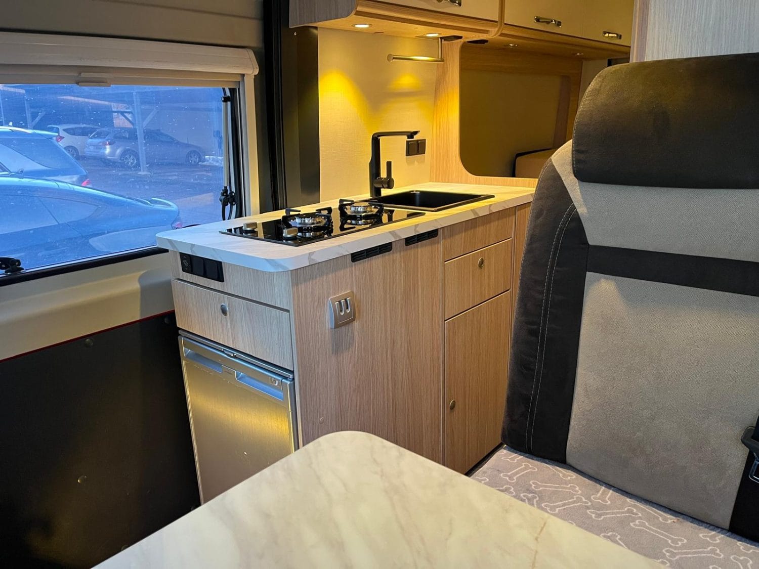 retkeilyauton kalusteet valmiina