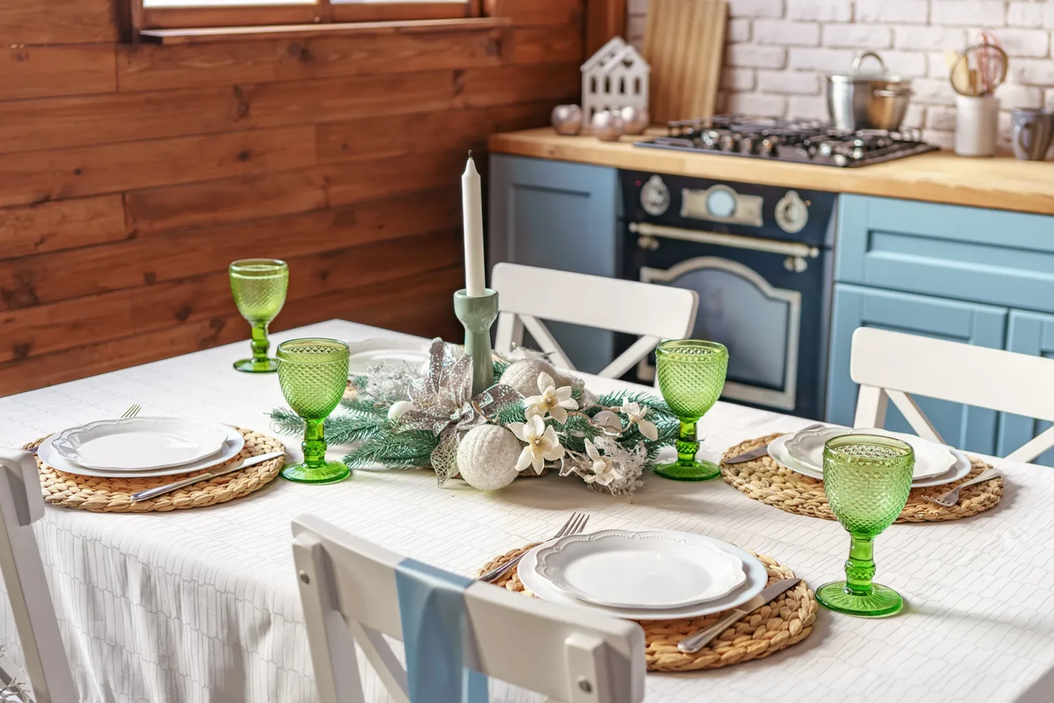 Kesämökin keittiö, jossa kaunis kattaus ruokapöydällä